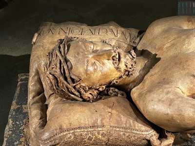 Prima di andar via notiamo, inoltre, un�incisione sul cuscino del Cristo: leggendo il cartello descrittivo scopriamo che si tratta della firma dell�artista, che ancora una volta ricorda le proprie origini. Vi � scritto: �Opus Nicolai de Apulia�